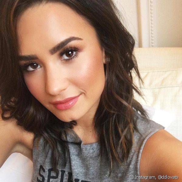Os looks para o dia de Demi Lovato são igualmente caprichados e mais equilibrados para entregar uma proposta mais leve no visual (Foto: Instagram @ddlovato)